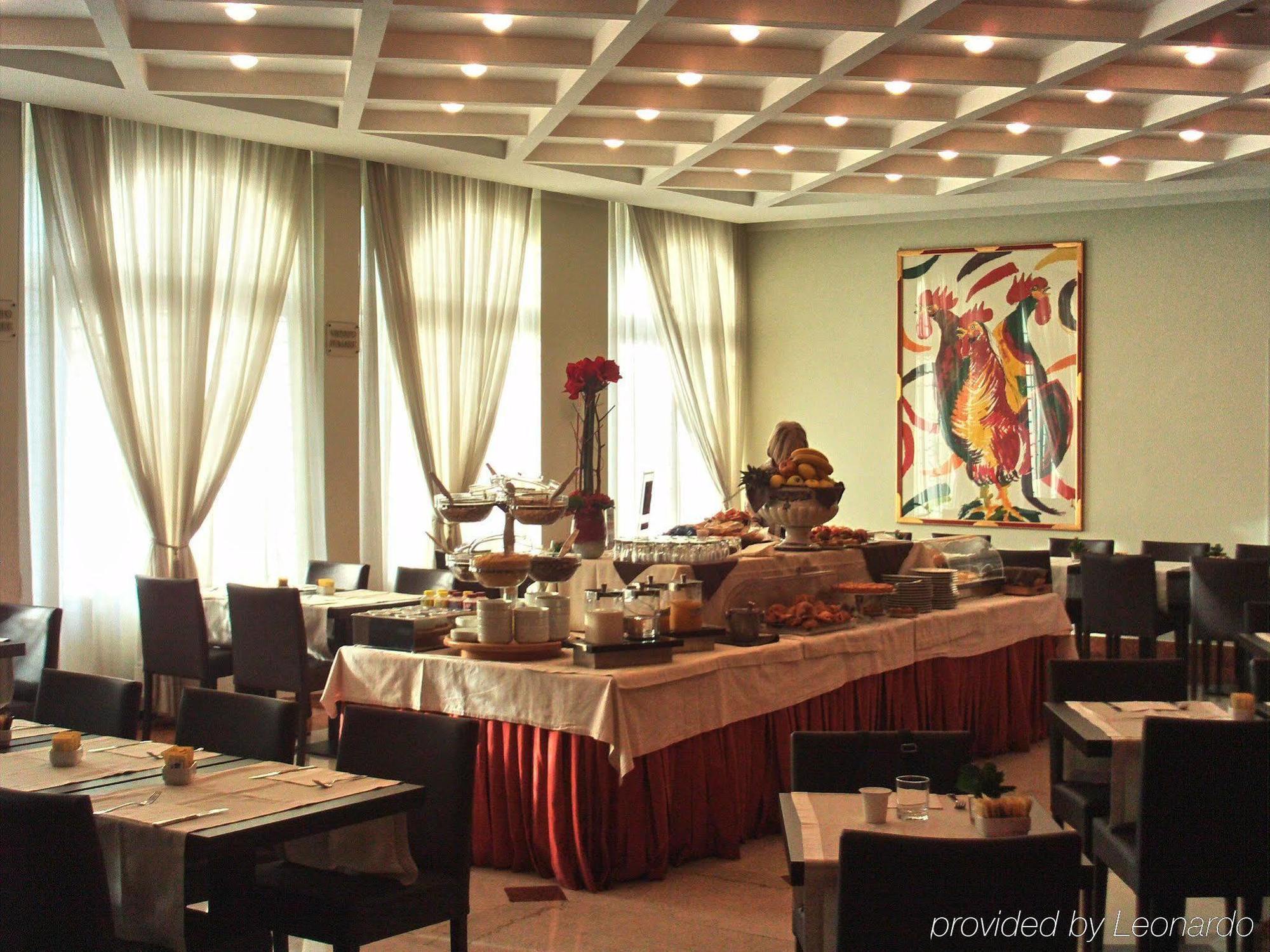 ホテル ロイヤル ファルコーネ モンツァ レストラン 写真